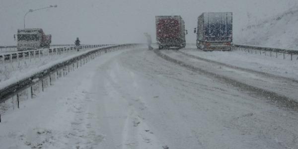 Hadmky Yolu kar nedeniyle trafie kapand