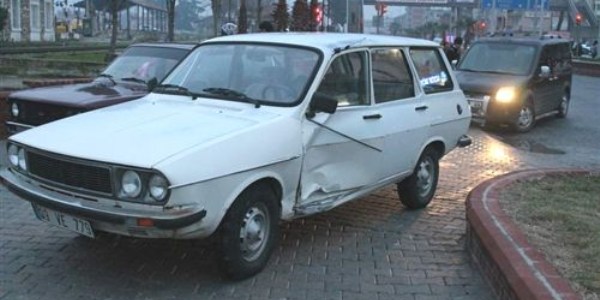 ncirliova'da trafik kazas, sinyal vermeden dn yapmak isteyen ara kazaya neden oldu