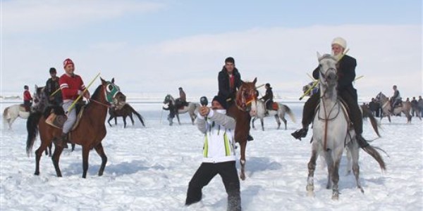 Erzurum'da sunucu ata ters bindi