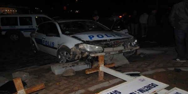 Polis arac kaza yapt: 2 yaral