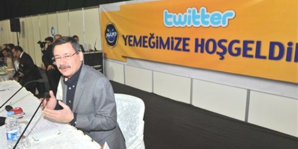 Bakan Gkek, 400 twitter takipisi ile bulutu