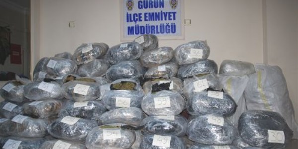 Polis, bir mesajla 362 kilo esrar ele geirdi