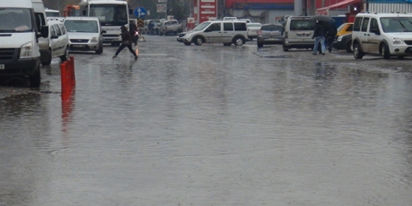 10 dakikalk yamur Edirne'yi fel etti