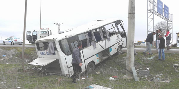 renci servisi devrildi: 28 yaral