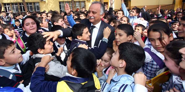 Bayrakl Belediyesi'nden okullara destek