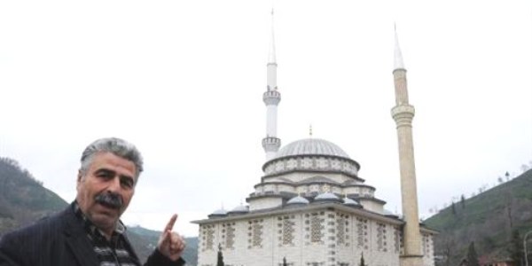 Bu caminin minarelerinin biri ksa biri uzun