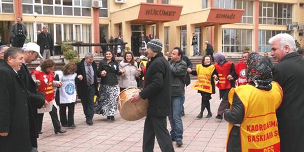 Trabzon'da Hkmet Kona nnde davullu zurnal eylem