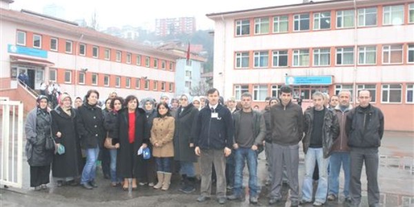 Okullarna ikinci bir mdr atanmasn istemeyen renci velileri protesto etti