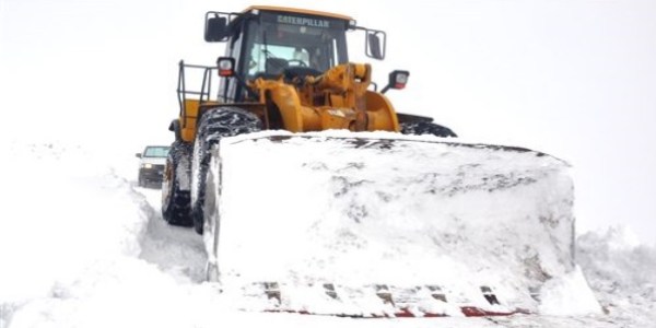 Erzurum'da kar ve tipi nedeniyle ulama kapanan ky yollar alyor