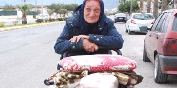 76 yandaki kadn el arabasyla sokaklarda bayat ekmek topluyor