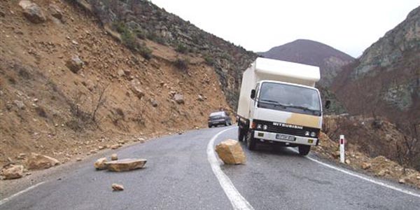 Artvin'de karayoluna den kaya paralar srclere zor anlar yaatyor