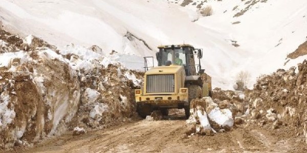 Heyelan, Yksekova-emdinli karayolunu kapatt