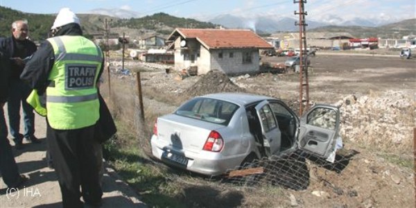 Seyir halindeyken yol kenarna utu