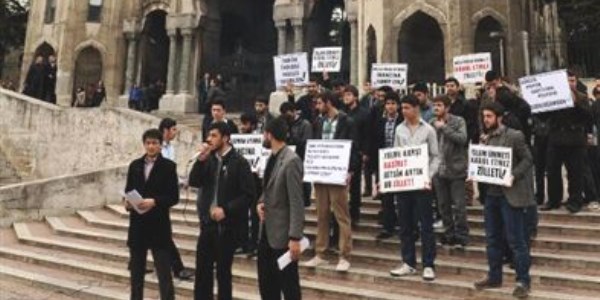 rencilerden, dersler Cuma namazna gre dzenlensin protestosu