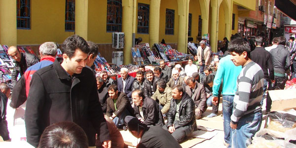 Camilerde yer kalmaynca vatandalar namaz yolda kld