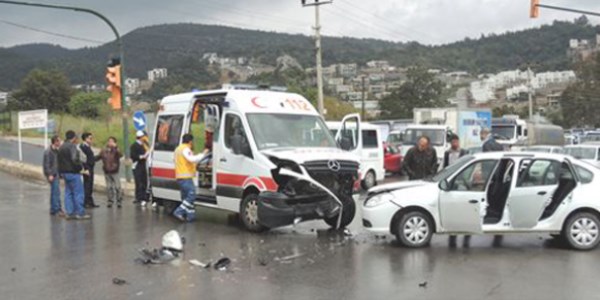 Hasta tayan ambulans kaza yapt