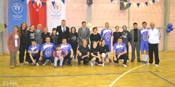 Ev hanmlar ile polislerin voleybol ma nefes kesti