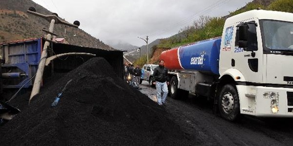 Torul'daTIR devrildi, karayolu ulama kapand