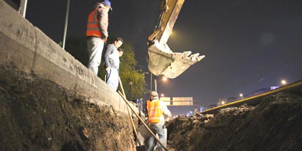 Trafik ilesinin bitirilmesi iin gece gndz alyorlar