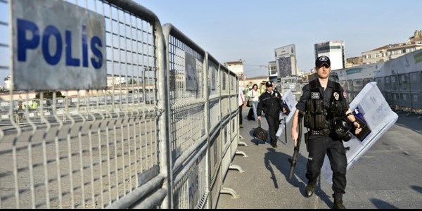 stanbul'da gstericilerden 2'si gzaltna alnd