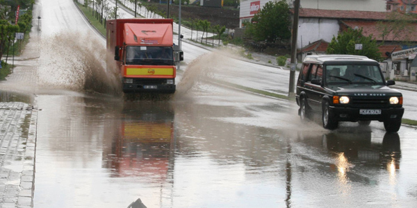 Yozgat'ta iddetli yamur yollar gle evirdi