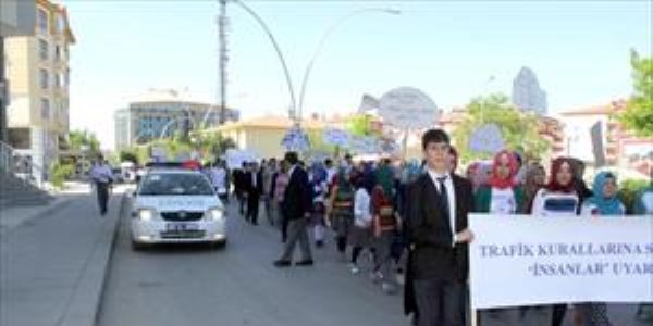 Trafik sorununa yol kapatarak dikkat ektiler