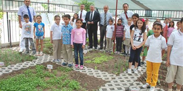 Bu okulda renciler kendi ektiklerini kendileri yiyecek