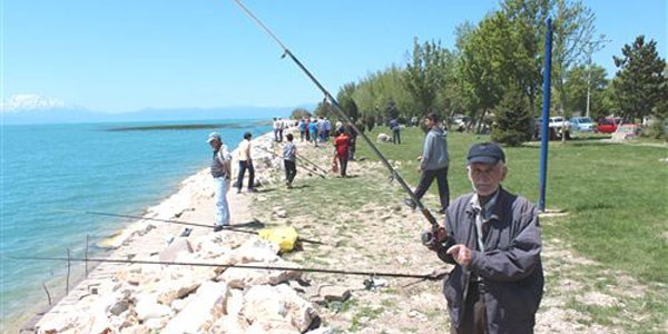 Sigara yznden ses tellerini kaybetti