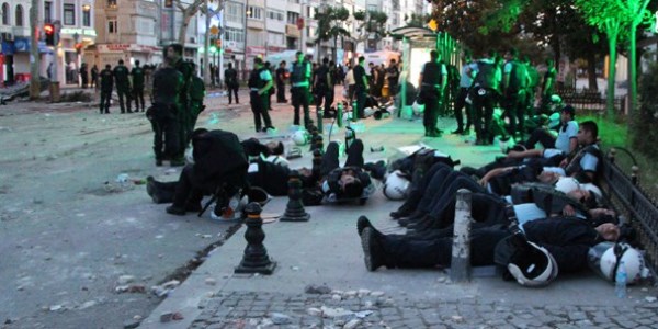Taksim'deki polisler geceyi byle geirdi