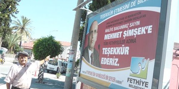 Fethiye'de MHP'li Bakan'dan Ak Partili Bakan'a bilboardtlu teekkr