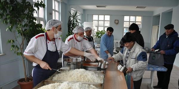 Odunpazar Belediyesi'nden yzlerce kiinin sofralarna scak yemek