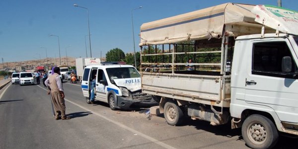 Polis arac kaza yapt: 2 yaral