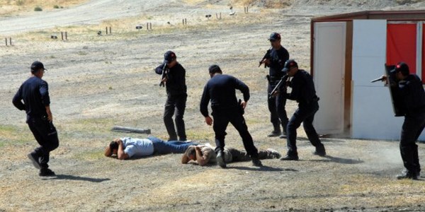 Burdur polisinden film gibi tatbikat