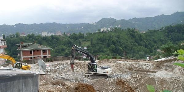 Rize'de 15 yl nce temeli atlan huzurevi inaat deneksizlikten ykld