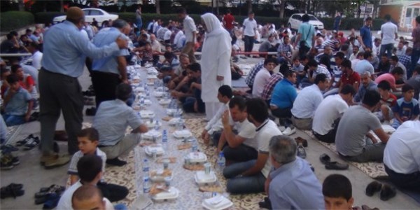 Batmanllar yer sofrasnda iftarn at