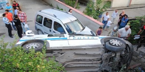 Polis arac park halindeki aracn zerine utu