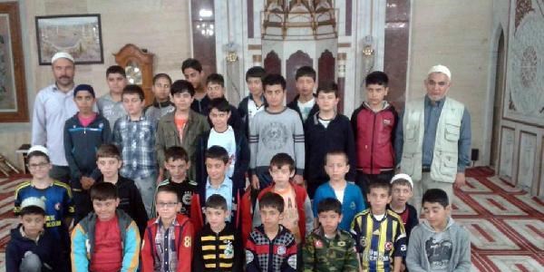 Oru tutup, namaz klan ocuklara tablet bilgisayar