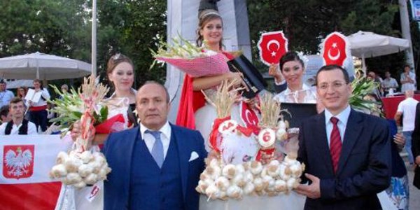 Sarmsak Festivali'ndeki yarmada gzellere sarmsak hediye edildi