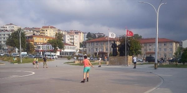 Akakoca sahil yolu patencilerin urak yeri oldu