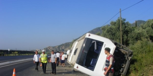 Manisa'da yolcu otobs devrildi: 46 yaral