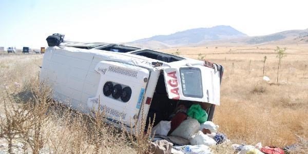 Lastii patlayan minibs devrildi: 11 yaral