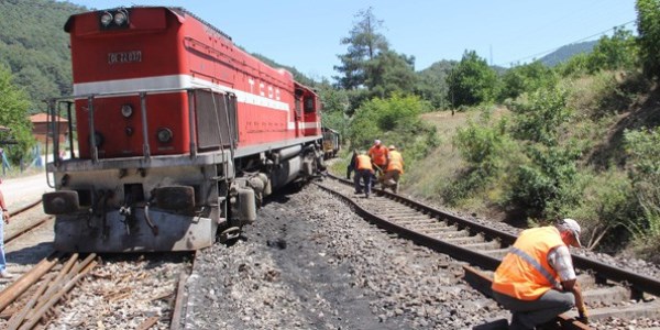 Yk treni itfaiye aracna arpt: 3 yaral