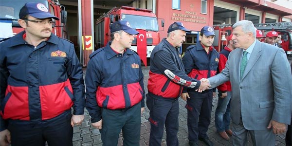 Bakan telsizle itfaiyecileri kutlad