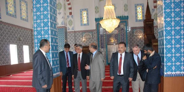 Adyaman protokolnden yeni mezarlk Camii'nde inceleme