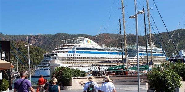 Marmaris'e deniz yoluyla son baharda turist akn