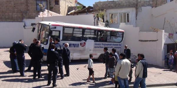 Freni boalan halk otobs duvara arpt: 2 yaral