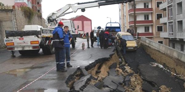 Karabk'te otomobil ken yolun ierisinde kald