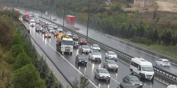 TEM Otoyolu'nda trafik ilesi devam ediyor