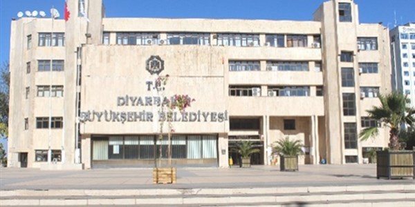 Diyarbakr Bykehir Belediyesi'ne bu yl bayrak aslmad