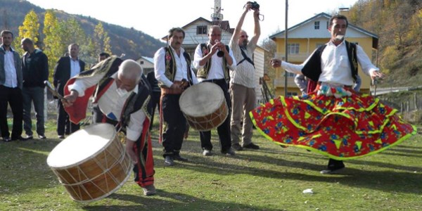 90 yldr cumhuriyet bayramn kutluyorlar